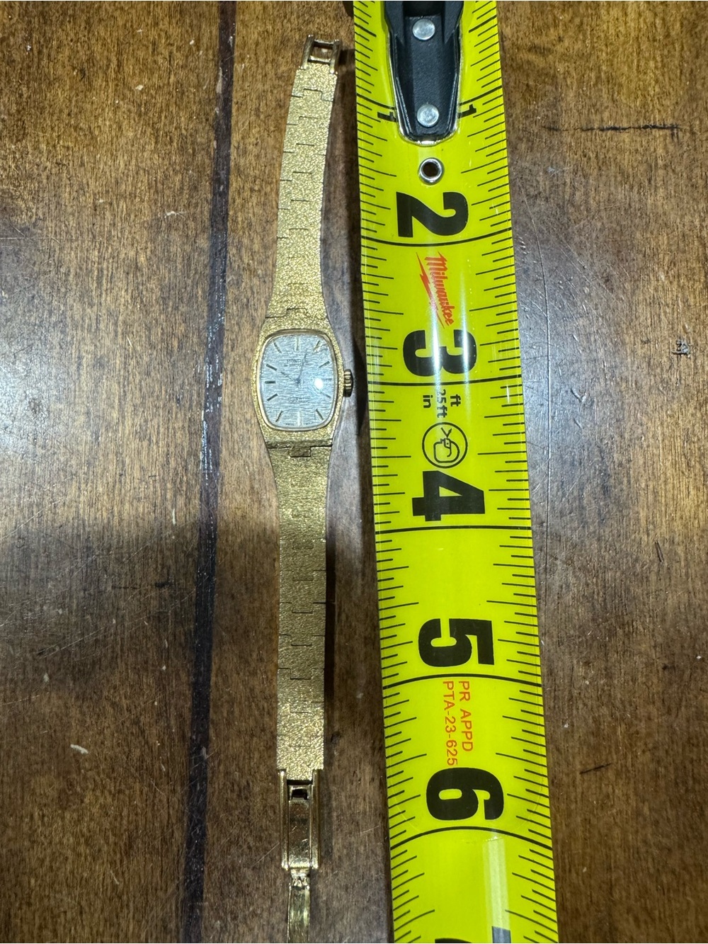 Gold Women's Analog Bracelet Watch - Classic Metallic Design